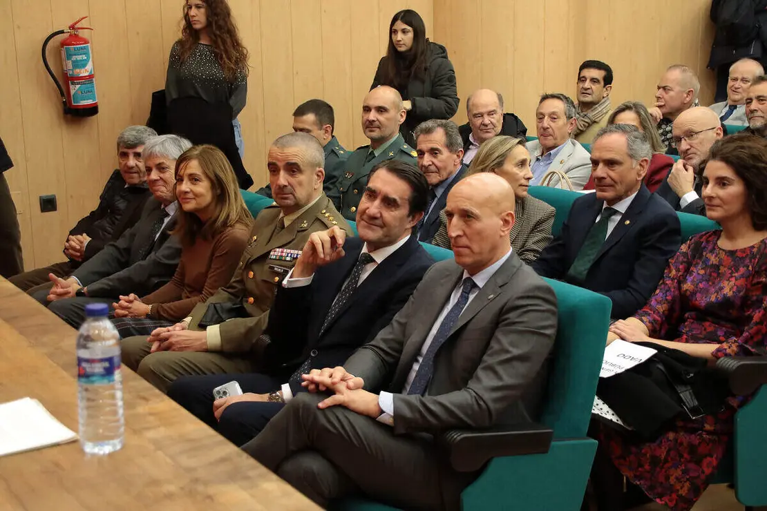 El consejero de Medio Ambiente, Juan Carlos Su&aacute;rez Qui&ntilde;ones, el delegado territorial, Eduardo Diego y el alcalde, Jos&eacute; Antonio D&iacute;ez asisten al acto de toma de posesi&oacute;n del nuevo equipo de gobierno del Colegio Oficial de la Profesi&oacute;n Veterinaria de Le&oacute;n, presidido por &Aacute;lvaro Borge