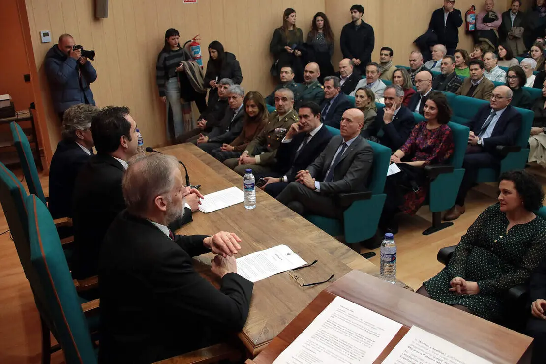 El consejero de Medio Ambiente, Juan Carlos Su&aacute;rez Qui&ntilde;ones, el delegado territorial, Eduardo Diego y el alcalde, Jos&eacute; Antonio D&iacute;ez asisten al acto de toma de posesi&oacute;n del nuevo equipo de gobierno del Colegio Oficial de la Profesi&oacute;n Veterinaria de Le&oacute;n, presidido por &Aacute;lvaro Borge