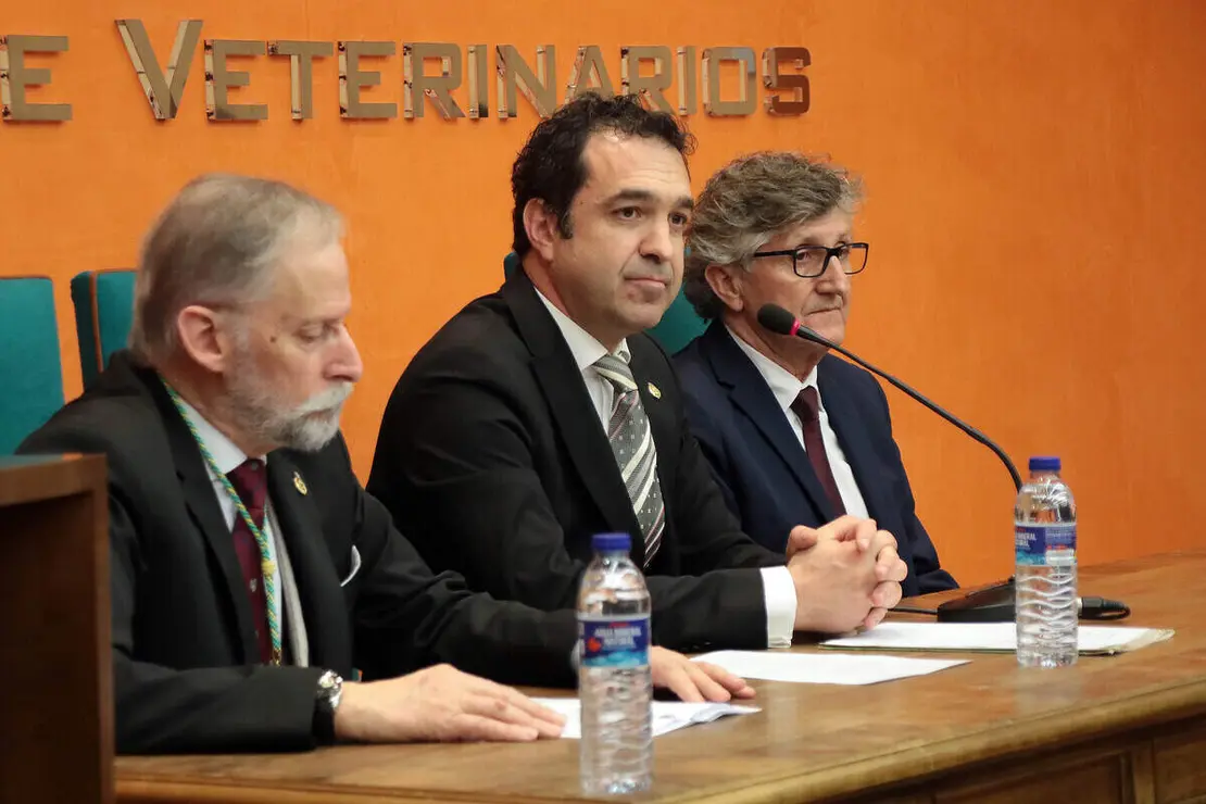 El consejero de Medio Ambiente, Juan Carlos Su&aacute;rez Qui&ntilde;ones, el delegado territorial, Eduardo Diego y el alcalde, Jos&eacute; Antonio D&iacute;ez asisten al acto de toma de posesi&oacute;n del nuevo equipo de gobierno del Colegio Oficial de la Profesi&oacute;n Veterinaria de Le&oacute;n, presidido por &Aacute;lvaro Borge