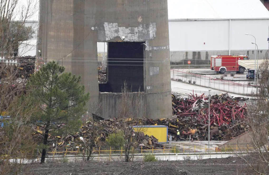 Preparativos para la demolici&oacute;n de las chimeneas de la central t&eacute;rmica de Compostilla en Cubillos del Sil. Foto: C&eacute;sar S&aacute;nchez