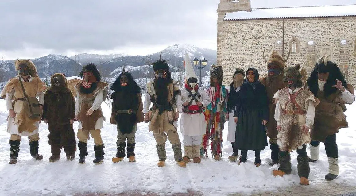 En la Comarca leonesa de Ria&ntilde;o&nbsp;se celebr&oacute; hasta la segunda d&eacute;cada del siglo XX, un carnaval tradicional recuperado en el a&ntilde;o 2009: el Antruido. Ser&aacute; el pr&oacute;ximo 14 de febrero cuando las calles de la monta&ntilde;a leonesa vuelvan a poblarse de personajes fant&aacute;sticos con una larga y apasionante historia detr&aacute;s. En la imagen, Antruido de Ria&ntilde;o. Fotos:&nbsp;Asociaci&oacute;n Cultural Monta&ntilde;a de Vadinia - Ria&ntilde;o.