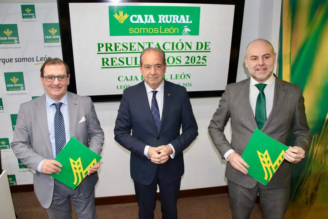 El director general de Caja Rural, Cipriano Garc&iacute;a, presenta el balance y cuenta de resultados del ejercicio 2025 de la entidad, junto al director de Comunicaci&oacute;n y Relaciones Institucionales, Narciso Prieto, y el director territorial de Expansi&oacute;n, Alejandro Hidalgo Borbujo. Fotos: Peio Garc&iacute;a.