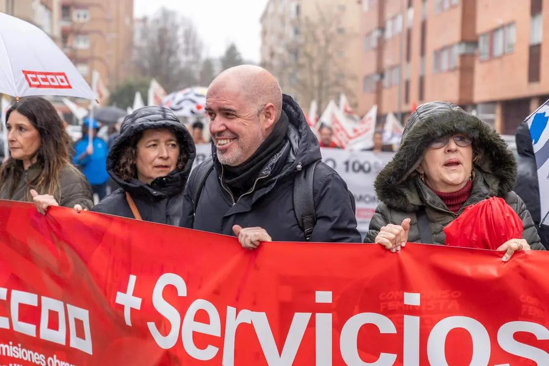 El secretario general de CCOO, Unai Sordo, junto a la secretaria general de CCOO CyL, Ana Fern&aacute;ndez de los Muros se concentran en las puertas de la Junta tras una asamblea para delegados celebrada en la Feria de Muestras. En la imagen entregan una propuesta contra la gesti&oacute;n de incendios en el registro de la consejer&iacute;a de Medio Ambiente. Foto: Eduardo Margareto.