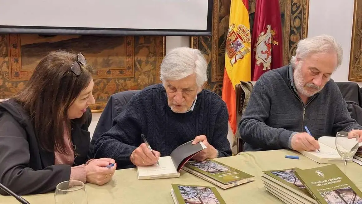 La Casa de Le&oacute;n acogi&oacute; este mi&eacute;rcoles la presentaci&oacute;n del libro que recoge los textos del II Concurso Literario Abel Hern&aacute;ndez, un volumen que re&uacute;ne cerca de 200 relatos breves elaborados a partir de una misma imagen y con una extensi&oacute;n m&aacute;xima de 300 palabras.
