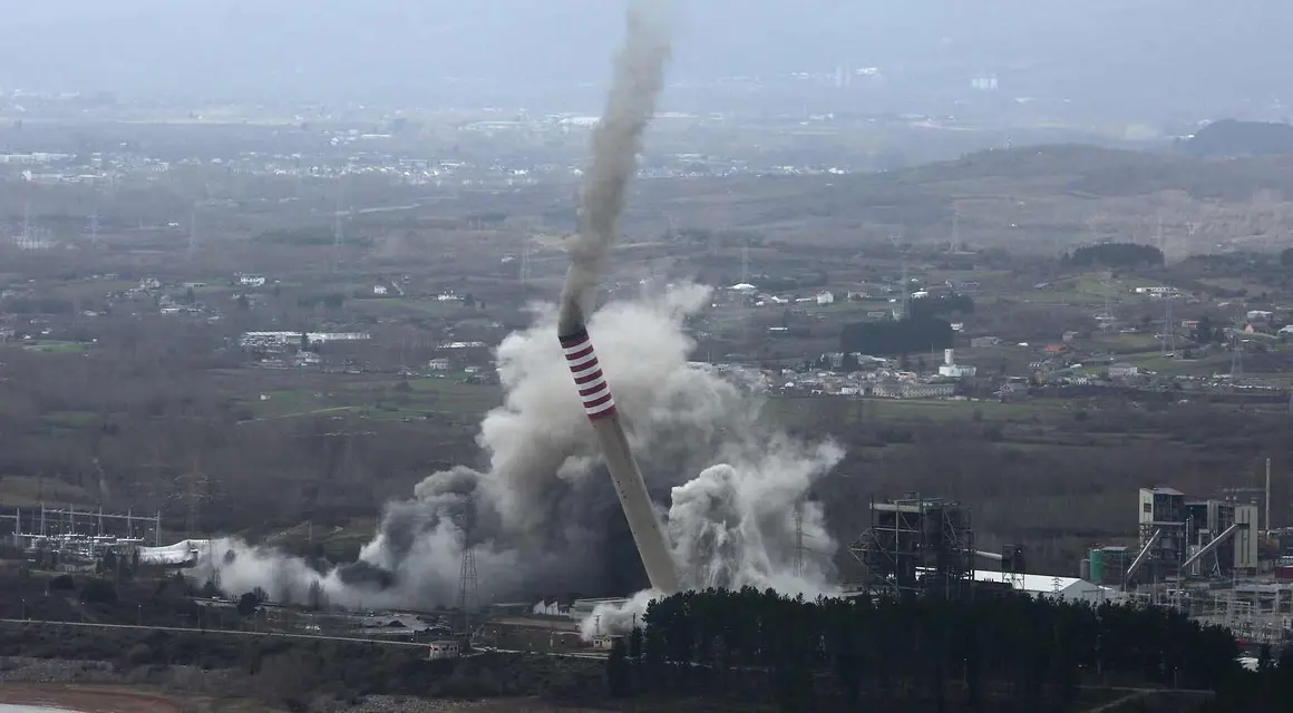 Demolici&oacute;n de las chimeneas de la antigua Central T&eacute;rmica de Compostilla II de Cubillos del Sil. Foto: C&eacute;sar S&aacute;nchez
