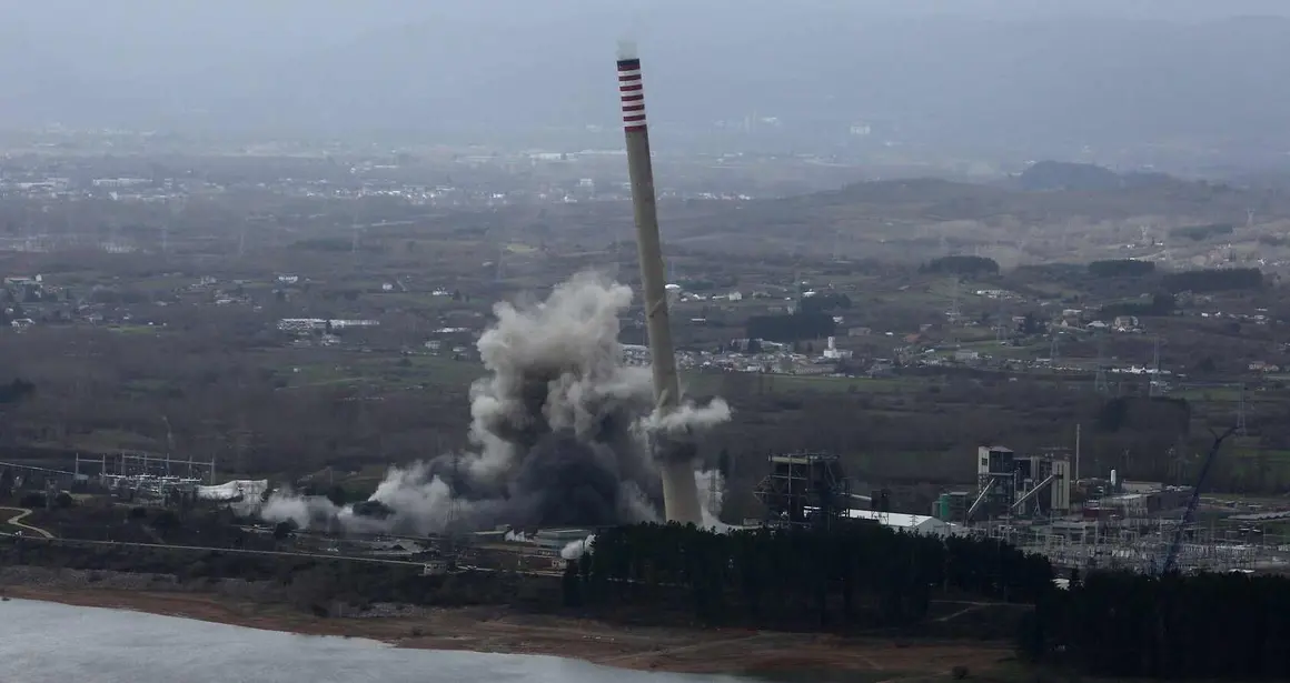Demolici&oacute;n de las chimeneas de la antigua Central T&eacute;rmica de Compostilla II de Cubillos del Sil (Le&oacute;n)
