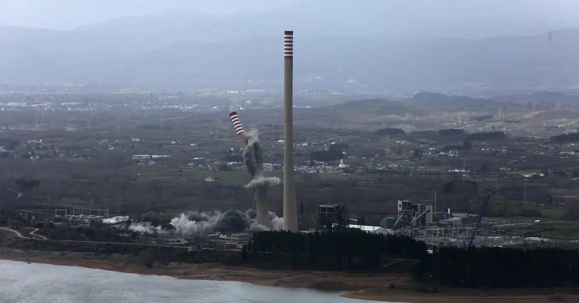 Demolici&oacute;n de las chimeneas de la antigua Central T&eacute;rmica de Compostilla II de Cubillos del Sil (Le&oacute;n)