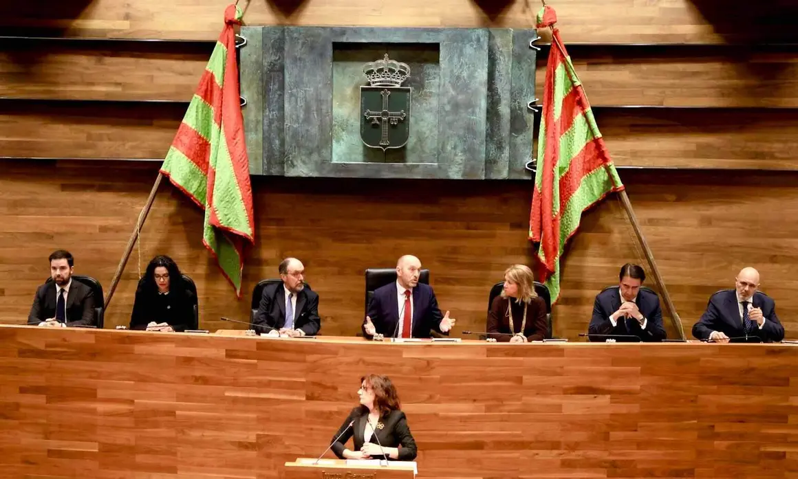 La Academia de las Artes, las Letras y las Ciencias de Le&oacute;n ha clausurado en la Junta General del Principado de Asturias el programa cultural &lsquo;Leyes Pioneras del Reino&rsquo;, desarrollado en colaboraci&oacute;n con el Parlamento asturiano y que ha contado con un amplio respaldo institucional.