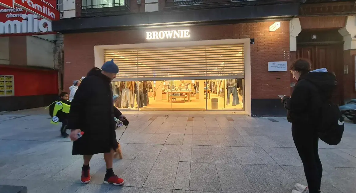 La llegada de Brownie este fin de semana a Ordo&ntilde;o II tras semanas de obras confirma el tir&oacute;n de la avenida, que suma moda y &oacute;pticas tras meses de aperturas encadenadas.