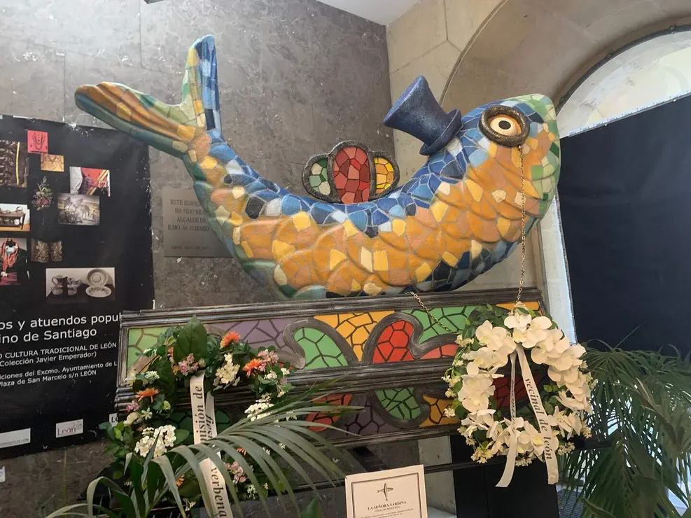 Una sardina de trencad&iacute;s, icono del carnaval de Le&oacute;n, ya se puede visitar en San Marcelo. Foto: A.F.R.