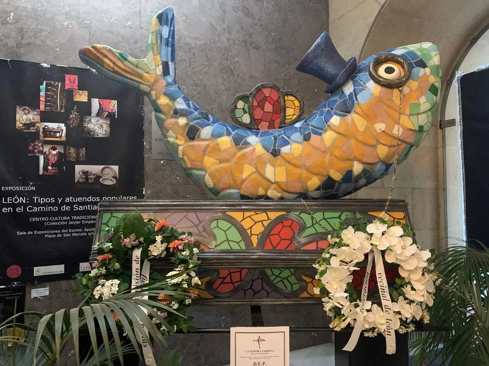 Una sardina de trencad&iacute;s, icono del carnaval de Le&oacute;n, ya se puede visitar en San Marcelo. Foto: A.F.R.