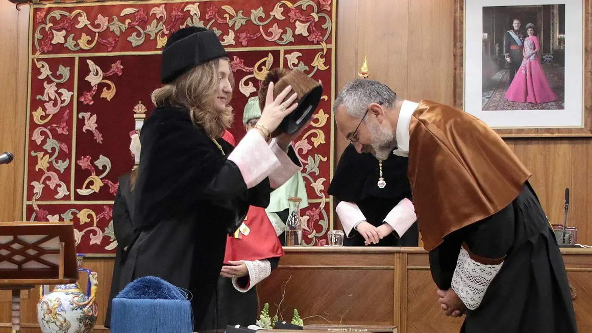 La rectora de la Universidad de Le&oacute;n, Nuria Gonz&aacute;lez, preside el acto de investidura como doctor &lsquo;honoris causa&rsquo; de C&eacute;sar de la Fuente N&uacute;&ntilde;ez y de Sergio Boixo Castrillo (4)