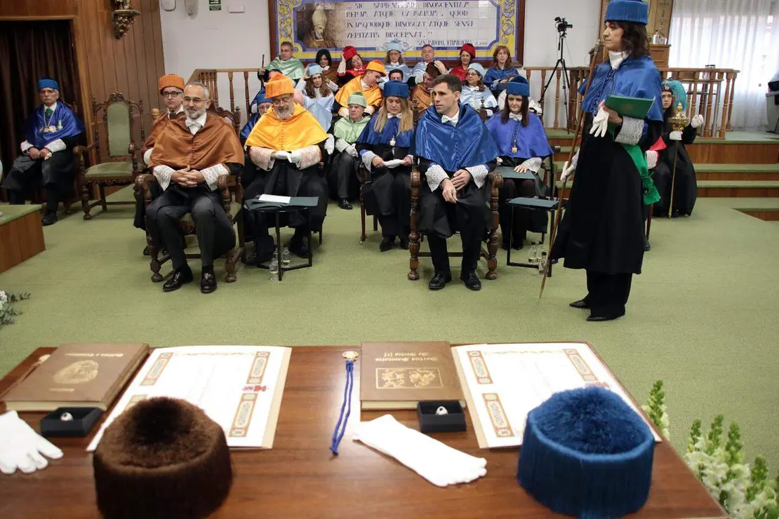 La rectora de la Universidad de Le&oacute;n, Nuria Gonz&aacute;lez, preside el acto de investidura como doctor &lsquo;honoris causa&rsquo; de C&eacute;sar de la Fuente N&uacute;&ntilde;ez y de Sergio Boixo Castrillo (5)