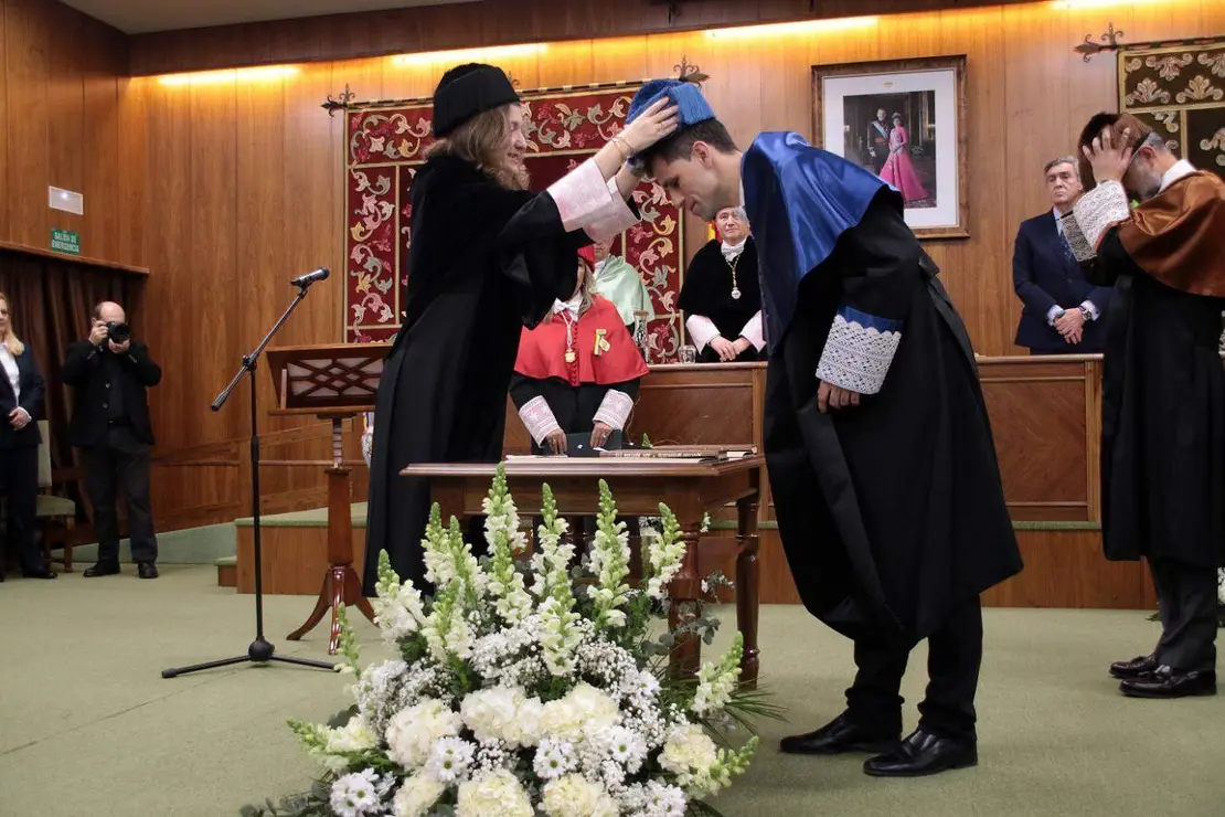 La rectora de la Universidad de Le&oacute;n, Nuria Gonz&aacute;lez, preside el acto de investidura como doctor &lsquo;honoris causa&rsquo; de C&eacute;sar de la Fuente N&uacute;&ntilde;ez y de Sergio Boixo Castrillo (7)