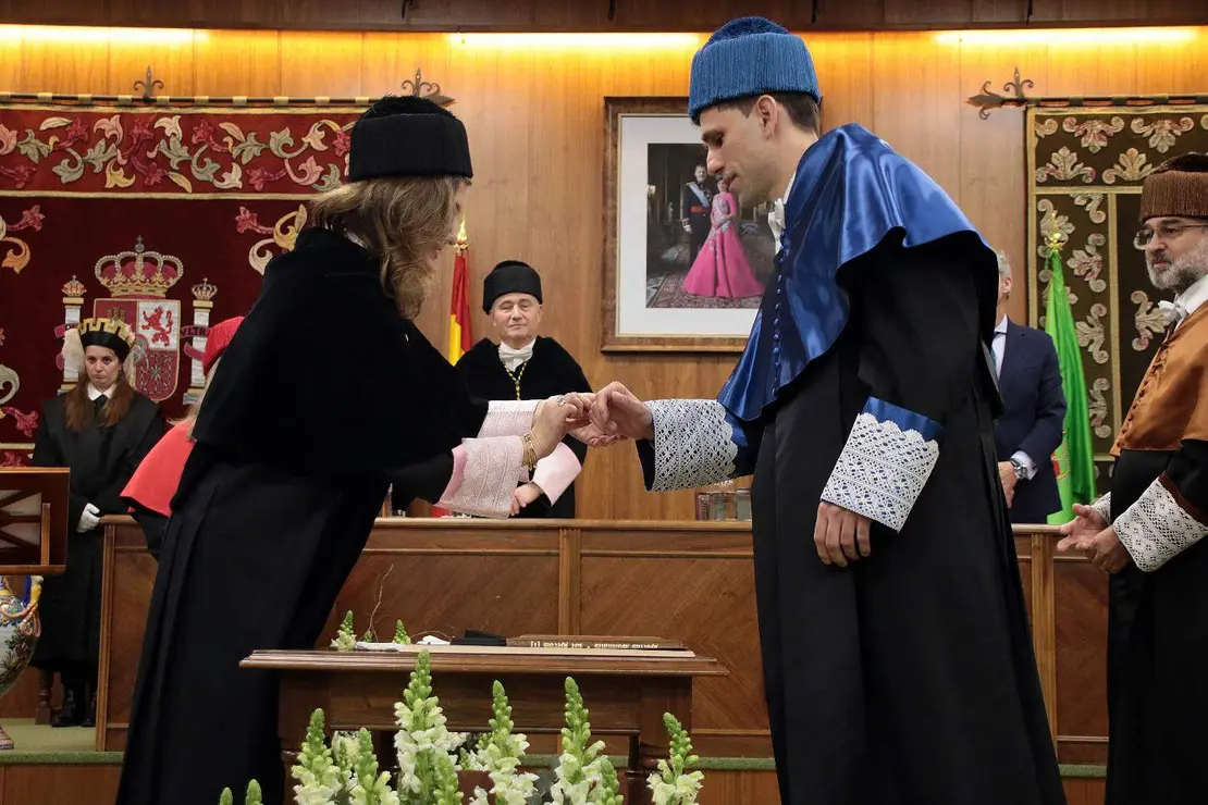 La rectora de la Universidad de Le&oacute;n, Nuria Gonz&aacute;lez, preside el acto de investidura como doctor &lsquo;honoris causa&rsquo; de C&eacute;sar de la Fuente N&uacute;&ntilde;ez y de Sergio Boixo Castrillo (9)