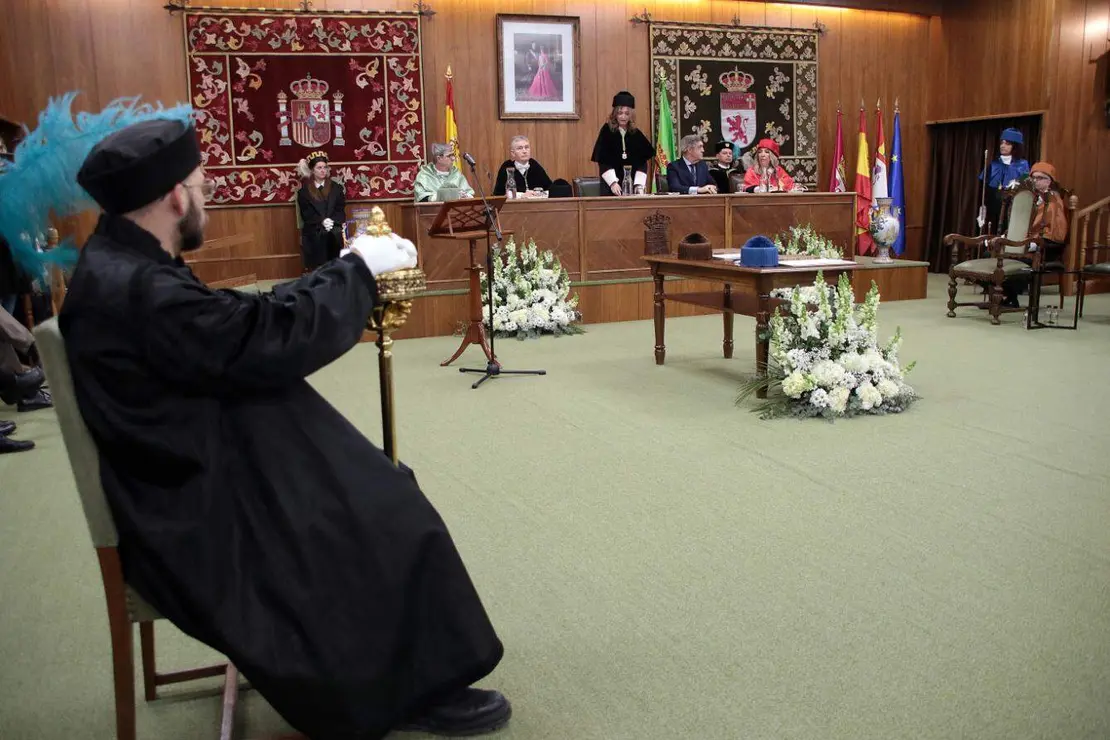 La rectora de la Universidad de Le&oacute;n, Nuria Gonz&aacute;lez, preside el acto de investidura como doctor &lsquo;honoris causa&rsquo; de C&eacute;sar de la Fuente N&uacute;&ntilde;ez y de Sergio Boixo Castrillo (10)