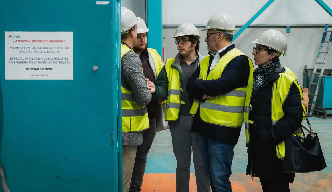 El candidato de Vox a la Presidencia de la Junta de Castilla y Le&oacute;n, Carlos Poll&aacute;n, visit&oacute; este jueves las instalaciones de Tvitec en la comarca del Bierzo. Estuvo acompa&ntilde;ado por el portavoz de Econom&iacute;a del partido y diputado nacional, Jos&eacute; Mar&iacute;a Figaredo.