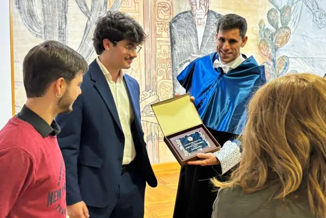 La Asociaci&oacute;n de Biotecn&oacute;logos de Le&oacute;n (ABLe) ha distinguido al doctor C&eacute;sar de la Fuente como Socio de Honor, en un acto en el que se le hizo entrega de una placa conmemorativa. La decisi&oacute;n fue aprobada en la reuni&oacute;n de la Junta Directiva celebrada el 8 de enero de 2026.