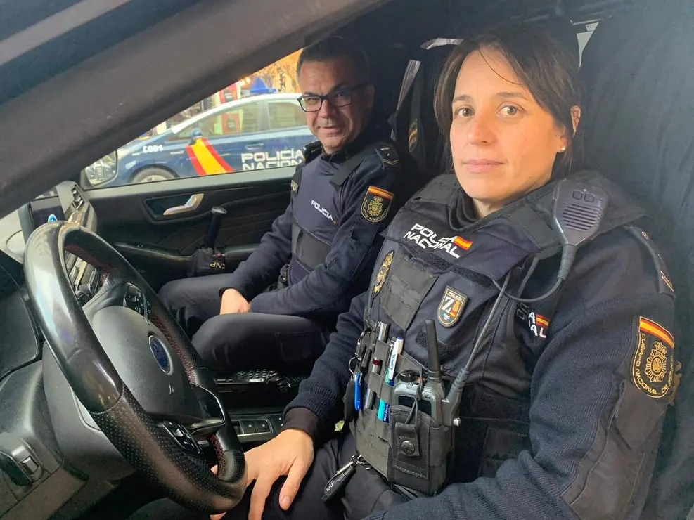 Emma y V&iacute;ctor, este jueves en la Comisar&iacute;a de la Polic&iacute;a Nacional de Le&oacute;n. A.F.R.