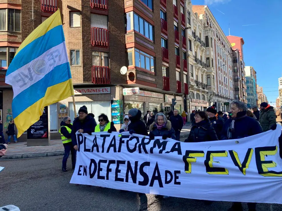 Corte de tr&aacute;fico reivindicativo sobre el tren de Feve