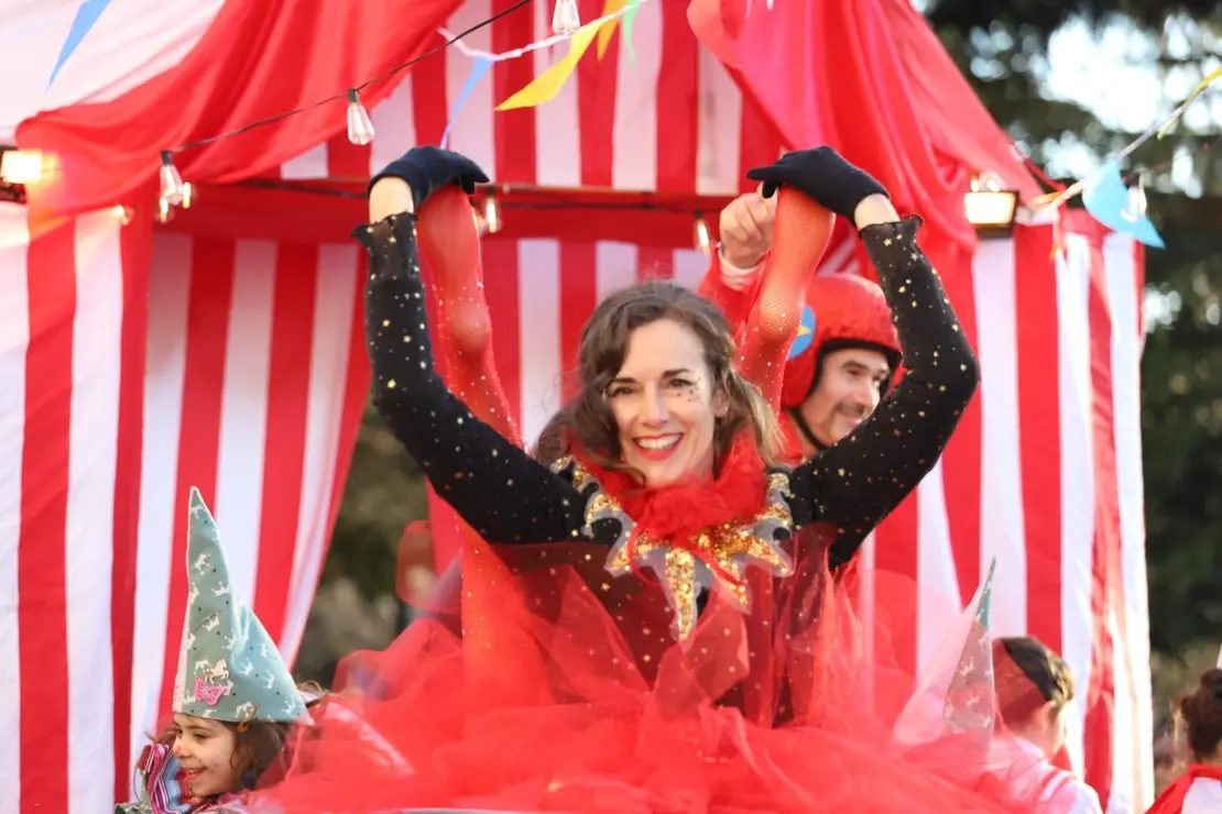 La fantas&iacute;a del carnaval disfraza a Le&oacute;n de fiesta y recorre el centro de la ciudad en un desfile lleno de humor, m&uacute;sica y gui&ntilde;os a Gaud&iacute;.