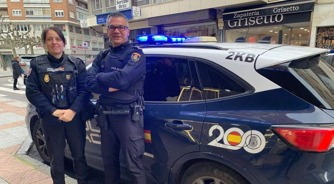 Emma y V&iacute;ctor, este jueves en la Comisar&iacute;a de la Polic&iacute;a Nacional de Le&oacute;n. A.F.R.