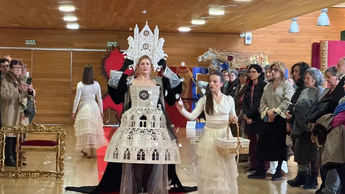 Un desfile de moda en el marco de la muestra 'Cu&eacute;ntame un cuadro' tuvo en la Pulchra Leonina a su mejor modelo. Foto: Ayto. Le&oacute;n