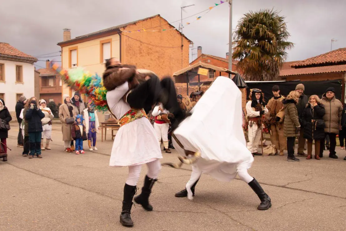 Velilla de la Reina volvi&oacute; a convertirse este domingo en epicentro del Carnaval leon&eacute;s con la celebraci&oacute;n de su tradicional Antruejo, una cita que reuni&oacute; a centenares de personas en sus calles y que reafirma su condici&oacute;n de Fiesta de Inter&eacute;s Tur&iacute;stico Provincial. Fotograf&iacute;as de Jes&uacute;s GG