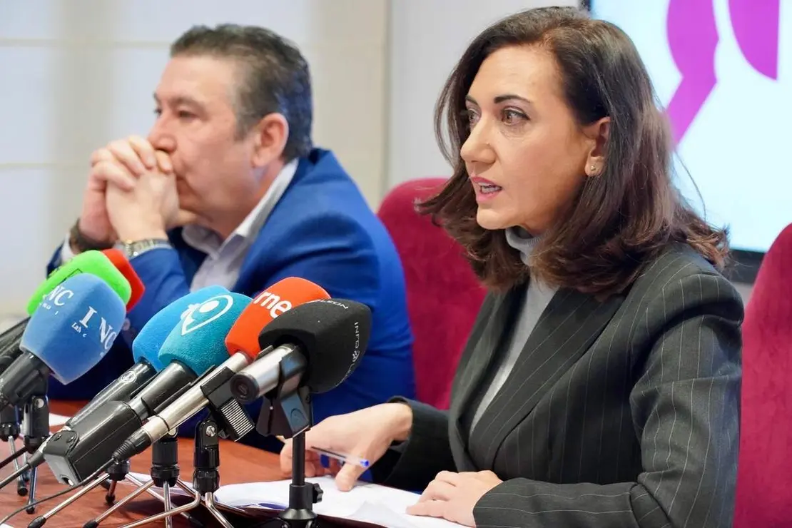 La secretaria general de Uni&oacute;n del Pueblo Leon&eacute;s y candidata a las Cortes de Castilla y Le&oacute;n, Alicia Gallego, y el vicesecretario general de UPL y n&uacute;mero 2 de la lista, Luis Mariano Santos, comparecen para hablar sobre los debates electorales televisados