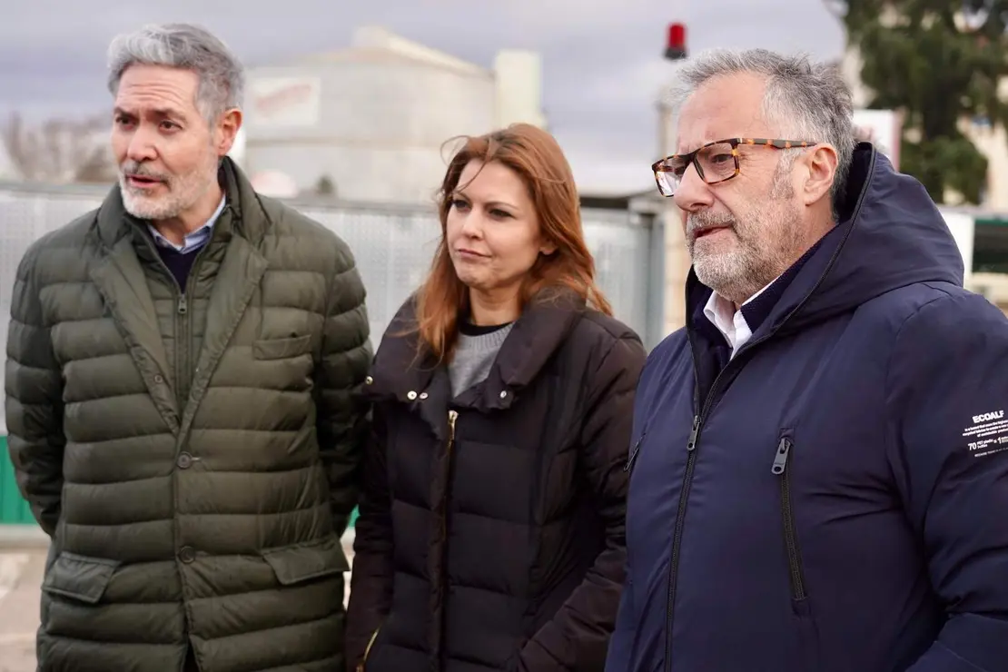 El candidato de Vox a la Presidencia de la Junta, Carlos Poll&aacute;n y la eurodiputada Mireia Borr&aacute;s, atienden a los medios de comunicaci&oacute;n frente a las instalaciones de la Azucarera de La Ba&ntilde;eza. Foto: Campillo