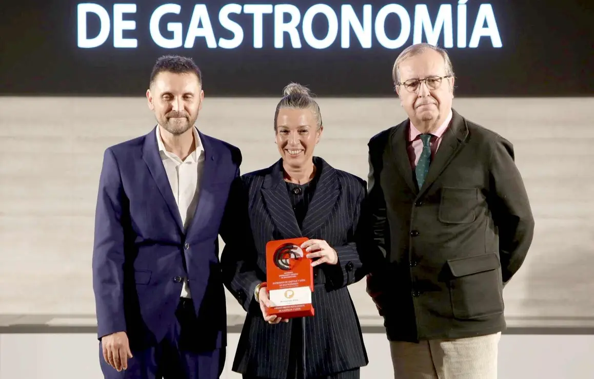 Gala de entrega de los XI Premios Castilla y Le&oacute;n de Gastronom&iacute;a. En la imagen, Juanjo y Yolanda, del Restaurante Pablo de Le&oacute;n. Foto: Br&aacute;gimo