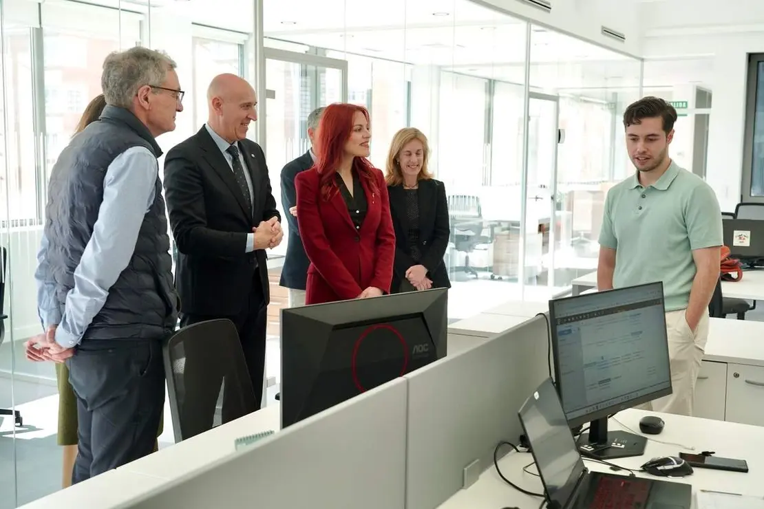 El alcalde de Le&oacute;n, Jos&eacute; Antonio Diez, visita las instalaciones del CEBT (Complejo de Empresas de Base Tecnol&oacute;gica) junto a la astronauta Sara Garc&iacute;a Alonso y la rectora de la Universidad de Le&oacute;n, Nuria Gonz&aacute;lez