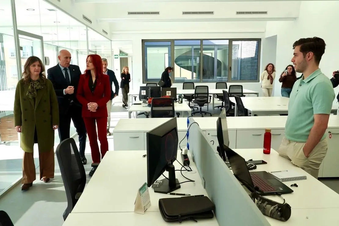 El alcalde de Le&oacute;n, Jos&eacute; Antonio Diez, visita las instalaciones del CEBT (Complejo de Empresas de Base Tecnol&oacute;gica) junto a la astronauta Sara Garc&iacute;a Alonso y la rectora de la Universidad de Le&oacute;n, Nuria Gonz&aacute;lez