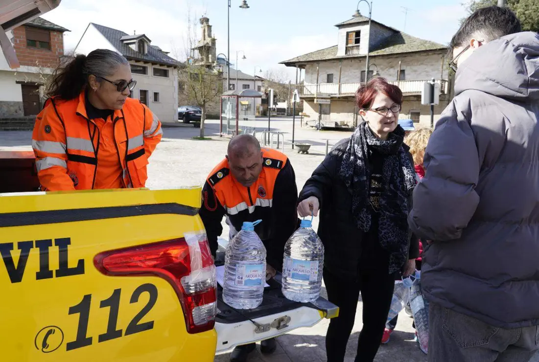 Reparto de agua en la pedan&iacute;a ponferradina de Toral de Merayo, debido a la rotura de la estaci&oacute;n de captaci&oacute;n de agua de Santa Luc&iacute;a de Valdueza, por el temporal de lluvias. Foto: C&eacute;sar S&aacute;nchez