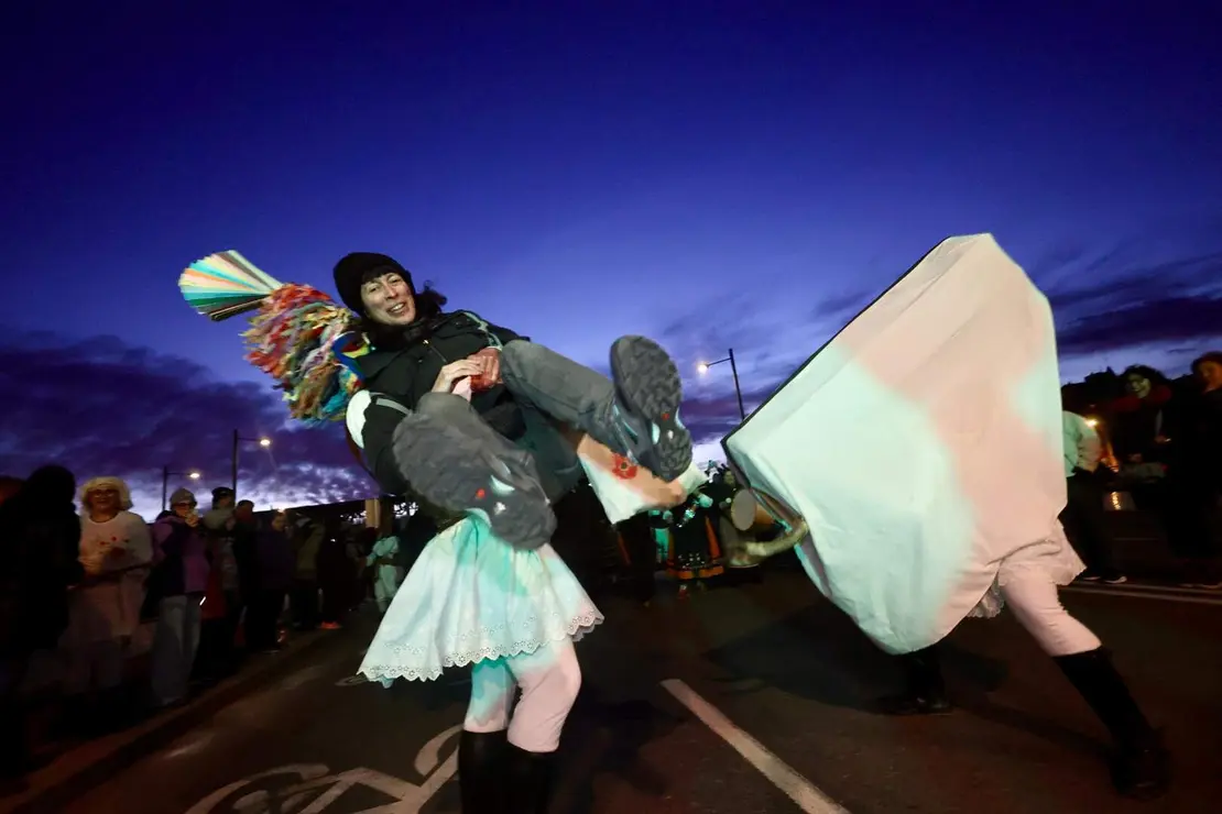 El coraz&oacute;n de Le&oacute;n se ha encerrado este mi&eacute;rcoles entre personajes m&iacute;ticos, muchos desconcertantes, otros aparentemente amables, algunos con un punto aterrador, pero todos singulares, tradicionales y &uacute;nicos. Guirrios, toros y madamas, han recorrido las calles con m&aacute;scaras y cencerros para espantar malos esp&iacute;ritus, despertar la naturaleza y pedir cosechas abundantes. Fotos: Campillo  Heraldo de Le&oacute;n