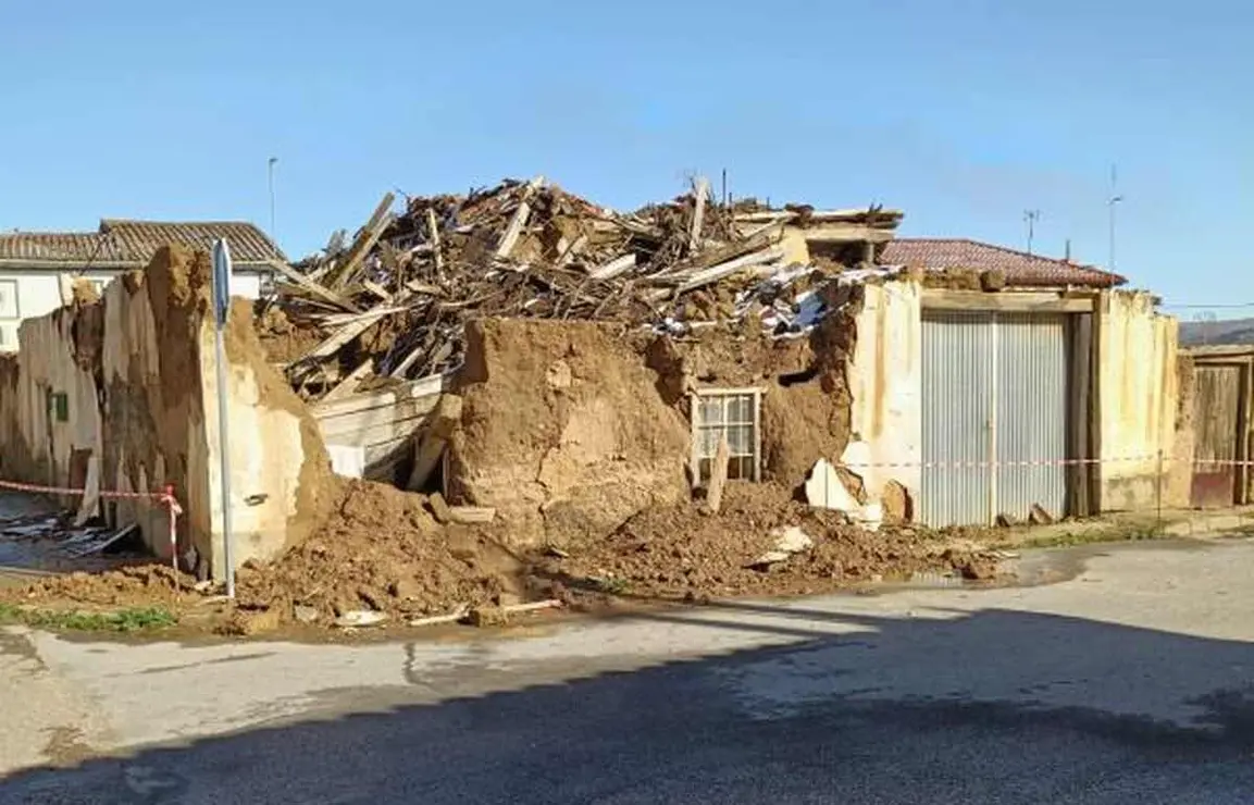 Moral del Condado, una peque&ntilde;a localidad perteneciente a Villafruela del Condado, dentro del Ayuntamiento de Vegas del Condado, levanta la voz. Sus apenas 40 vecinos denuncian el progresivo deterioro del pueblo, donde viviendas desplomadas, solares sin limpiar y falta de servicios b&aacute;sicos dibujan una imagen que, seg&uacute;n dicen, &ldquo;es el reflejo de la Espa&ntilde;a vaciada&rdquo;.