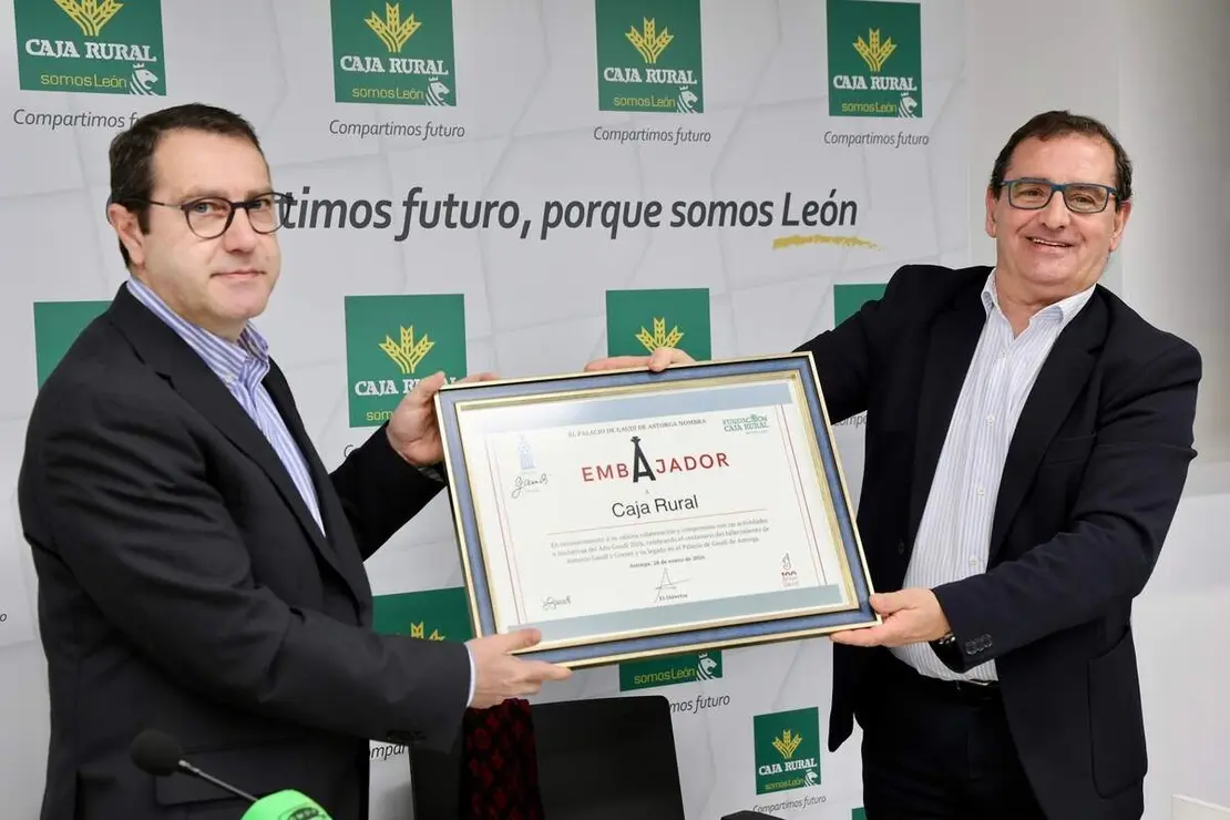 Presentaci&oacute;n del nombramiento de Embajador del Palacio de Gaud&iacute; a la Fundaci&oacute;n Caja Rural, con la asistencia del director del Palacio, V&iacute;ctor Murias, y del director de Comunicaci&oacute;n de la entidad financiera, Narciso Prieto