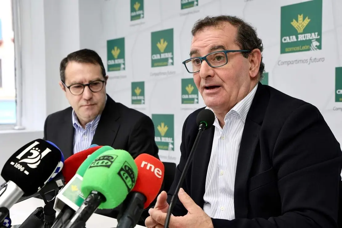 Presentaci&oacute;n del nombramiento de Embajador del Palacio de Gaud&iacute; a la Fundaci&oacute;n Caja Rural, con la asistencia del director del Palacio, V&iacute;ctor Murias, y del director de Comunicaci&oacute;n de la entidad financiera, Narciso Prieto