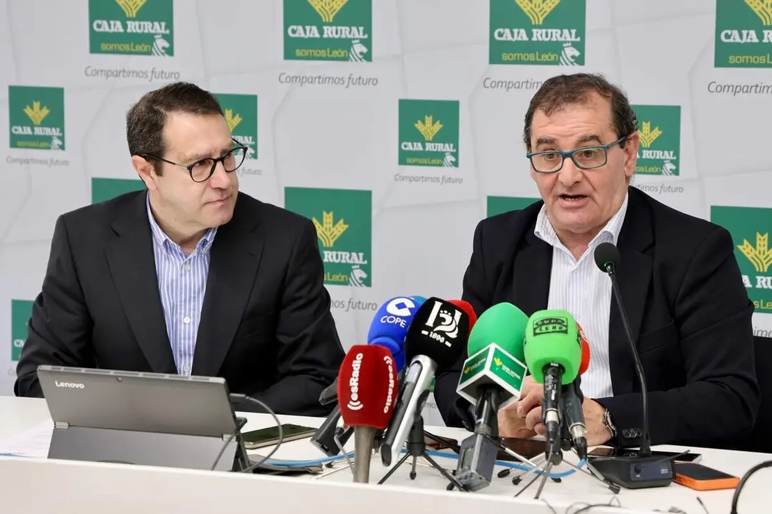 Presentaci&oacute;n del nombramiento de Embajador del Palacio de Gaud&iacute; a la Fundaci&oacute;n Caja Rural, con la asistencia del director del Palacio, V&iacute;ctor Murias, y del director de Comunicaci&oacute;n de la entidad financiera, Narciso Prieto