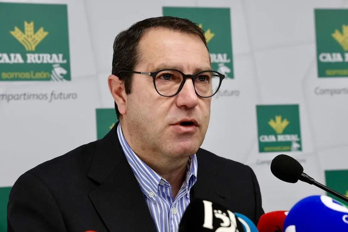 Presentaci&oacute;n del nombramiento de Embajador del Palacio de Gaud&iacute; a la Fundaci&oacute;n Caja Rural, con la asistencia del director del Palacio, V&iacute;ctor Murias, y del director de Comunicaci&oacute;n de la entidad financiera, Narciso Prieto