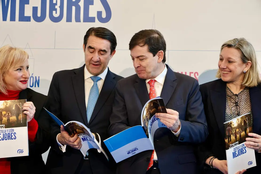 El candidato a la reelecci&oacute;n a la Presidencia de la Junta de Castilla y Le&oacute;n, Alfonso Fern&aacute;ndez Ma&ntilde;ueco, clausura el acto de presentaci&oacute;n del programa electoral del Partido Popular de Castilla y Le&oacute;n para las elecciones del 15 de marzo. Fotos: Campillo