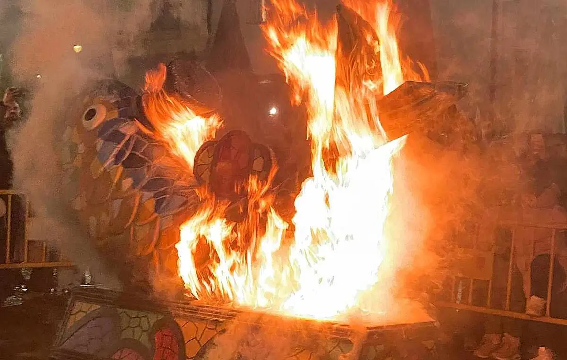 Le&oacute;n puso esta anoche el broche final al Carnaval con la celebraci&oacute;n del tradicional Entierro de la Sardina, un rito festivo que ha vuelto a reunir a cientos de personas en el centro de la capital. El acto culmin&oacute; con la quema de la sardina carnavalesca &mdash;este a&ntilde;o convertida en una vistosa pieza de trencad&iacute;s&mdash; y con la simb&oacute;lica viuda del boquer&oacute;n ardiendo en la hoguera, sellando el paso del desenfreno carnavalero al recogimiento de la Cuaresma. Fotos: Luc&iacute;a Ramajo