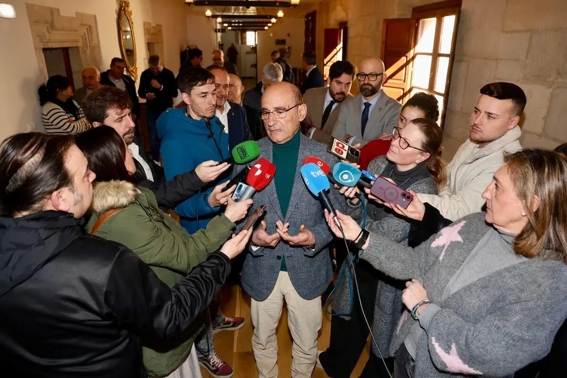 El presidente de la Agrupaci&oacute;n de Municipios Mineros de Castilla y Le&oacute;n, Vicente Mir&oacute;n V&aacute;zquez, atiende a los medios acompa&ntilde;ado de otras autoridades con motivo de la celebraci&oacute;n de la asamblea general ordinaria de Amumi