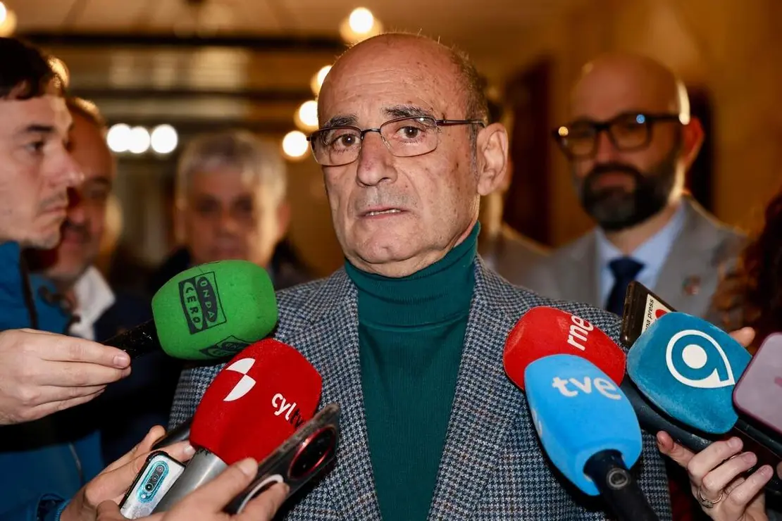 El presidente de la Agrupaci&oacute;n de Municipios Mineros de Castilla y Le&oacute;n, Vicente Mir&oacute;n V&aacute;zquez, atiende a los medios acompa&ntilde;ado de otras autoridades con motivo de la celebraci&oacute;n de la asamblea general ordinaria de Amumi