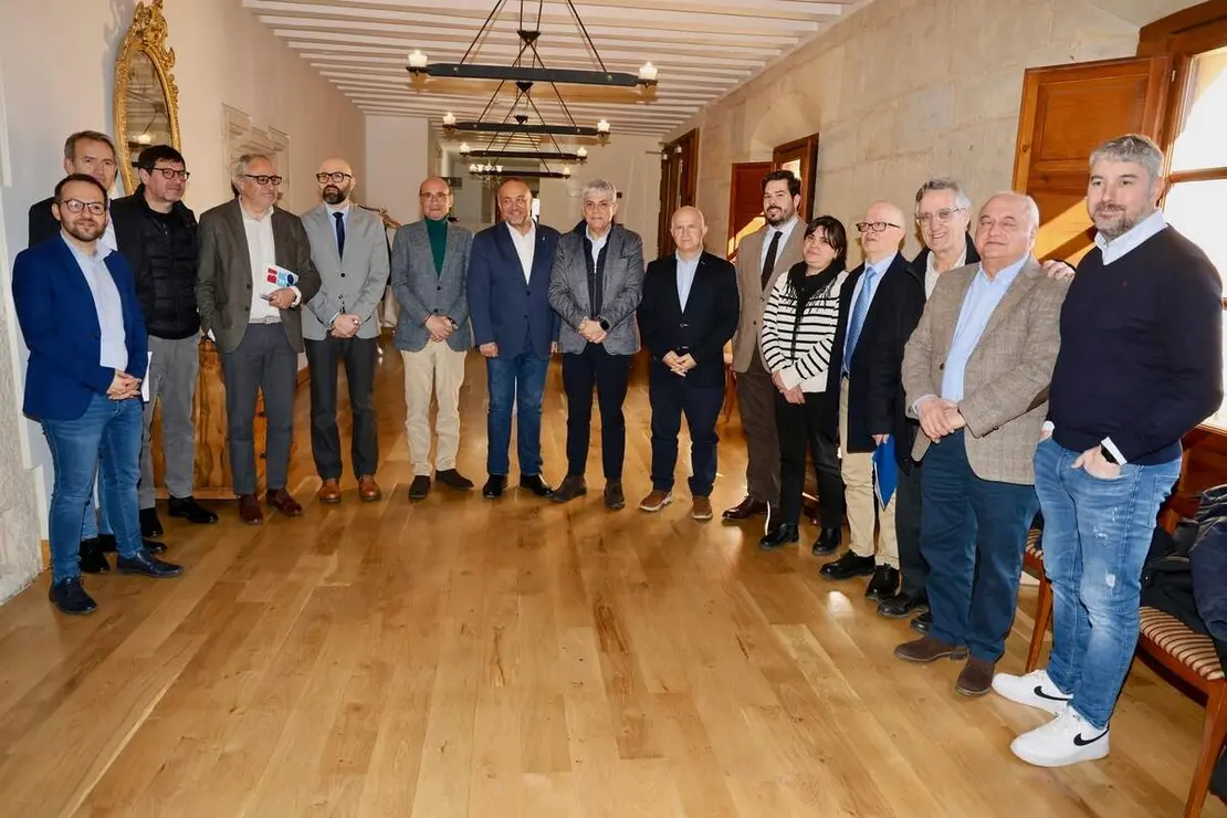 El presidente de la Agrupaci&oacute;n de Municipios Mineros de Castilla y Le&oacute;n, Vicente Mir&oacute;n V&aacute;zquez, atiende a los medios acompa&ntilde;ado de otras autoridades con motivo de la celebraci&oacute;n de la asamblea general ordinaria de Amumi