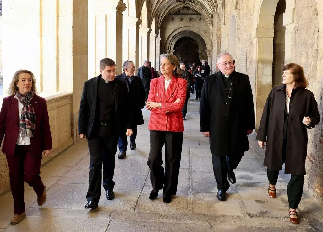 El abad de la Colegiata de San Isidoro, Luis Garc&iacute;a Guti&eacute;rrez; el obispo de Le&oacute;n, Luis &Aacute;ngel de las Heras; la directora del Museo de San Isidoro, Raquel Ja&eacute;n, y la manager de HP SCDS, &Aacute;ngela &Aacute;lvarez, presentan la exposici&oacute;n &lsquo;Urraca I. Reina con Reino&rsquo; junto a la madrina, Isabel San Sebasti&aacute;n