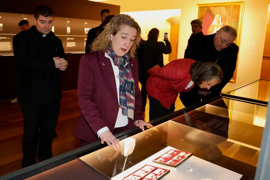 El abad de la Colegiata de San Isidoro, Luis Garc&iacute;a Guti&eacute;rrez; el obispo de Le&oacute;n, Luis &Aacute;ngel de las Heras; la directora del Museo de San Isidoro, Raquel Ja&eacute;n, y la manager de HP SCDS, &Aacute;ngela &Aacute;lvarez, presentan la exposici&oacute;n &lsquo;Urraca I. Reina con Reino&rsquo; junto a la madrina, Isabel San Sebasti&aacute;n