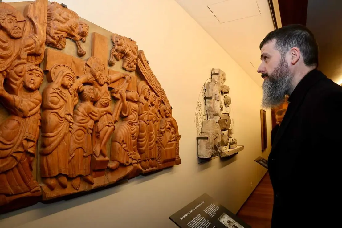 El abad de la Colegiata de San Isidoro, Luis Garc&iacute;a Guti&eacute;rrez; el obispo de Le&oacute;n, Luis &Aacute;ngel de las Heras; la directora del Museo de San Isidoro, Raquel Ja&eacute;n, y la manager de HP SCDS, &Aacute;ngela &Aacute;lvarez, presentan la exposici&oacute;n &lsquo;Urraca I. Reina con Reino&rsquo; junto a la madrina, Isabel San Sebasti&aacute;n