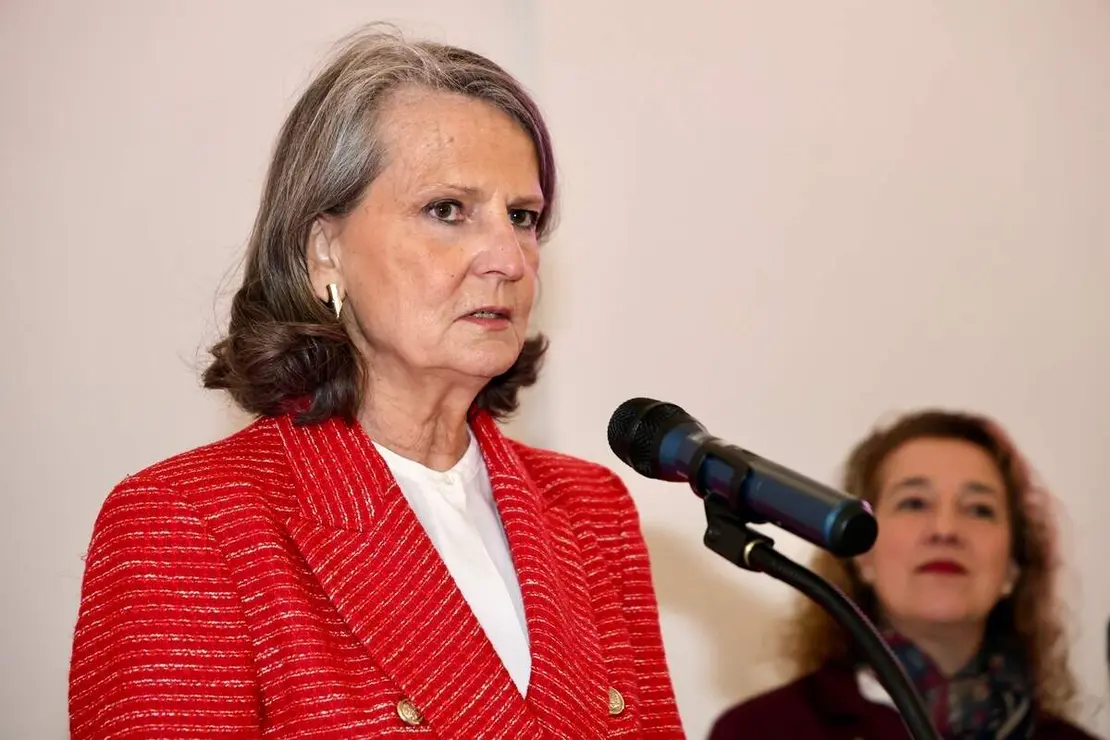 El abad de la Colegiata de San Isidoro, Luis Garc&iacute;a Guti&eacute;rrez; el obispo de Le&oacute;n, Luis &Aacute;ngel de las Heras; la directora del Museo de San Isidoro, Raquel Ja&eacute;n, y la manager de HP SCDS, &Aacute;ngela &Aacute;lvarez, presentan la exposici&oacute;n &lsquo;Urraca I. Reina con Reino&rsquo; junto a la madrina, Isabel San Sebasti&aacute;n