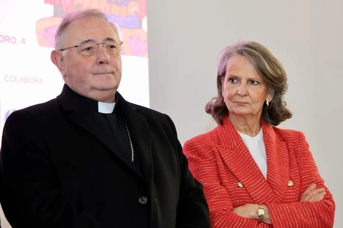 El abad de la Colegiata de San Isidoro, Luis Garc&iacute;a Guti&eacute;rrez; el obispo de Le&oacute;n, Luis &Aacute;ngel de las Heras; la directora del Museo de San Isidoro, Raquel Ja&eacute;n, y la manager de HP SCDS, &Aacute;ngela &Aacute;lvarez, presentan la exposici&oacute;n &lsquo;Urraca I. Reina con Reino&rsquo; junto a la madrina, Isabel San Sebasti&aacute;n